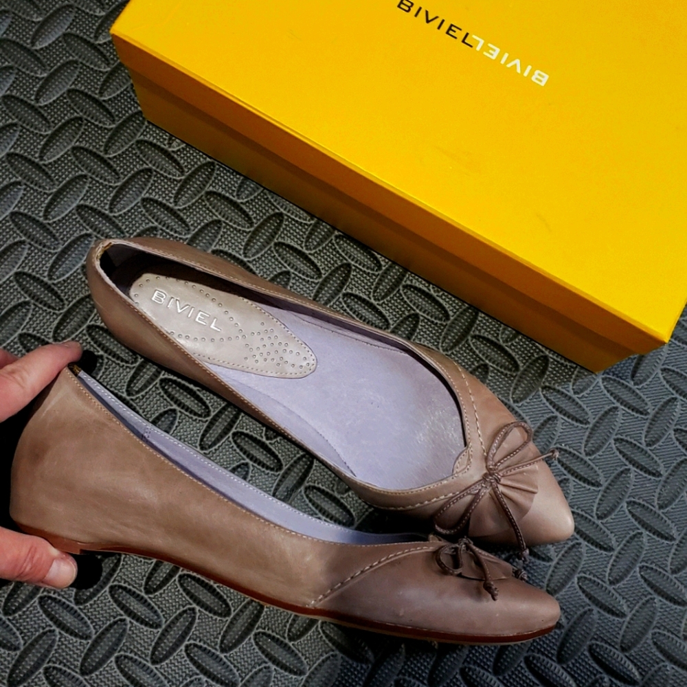 Biviel leather flats with artistic detail
